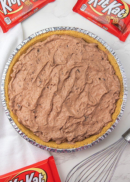 kitkat pie in a pie pan before chilling